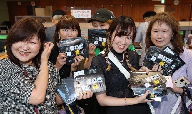 [사진으로 보는 한국] 'BTS 우표'가 내 손 안에