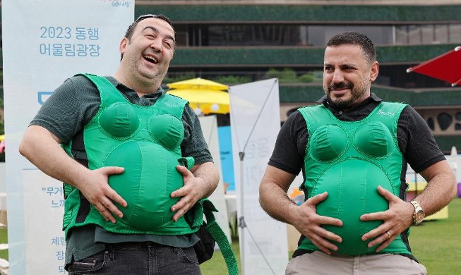 [사진으로 보는 한국] 임산부 체험복 입은 외국인 관광객