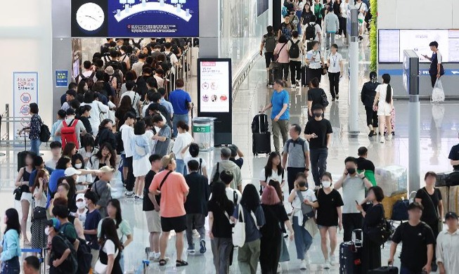 다음 달 마스크 전면 해제···코로나19 독감처럼 관리