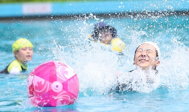 [사진으로 보는 한국] 더위 날리는 시원한 물놀이