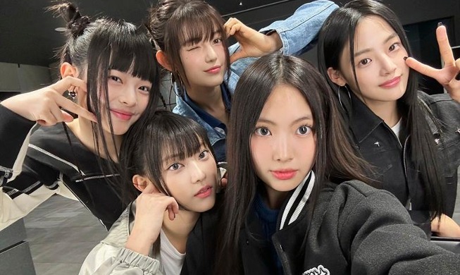 뉴진스 ‘빌보드 200′ 1위, ‘핫100′에 3곡···K-팝 걸그룹 최초