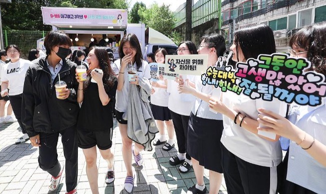 [사진으로 보는 한국] 수능 D-100···'제자들을 위한 선생님의 선물'