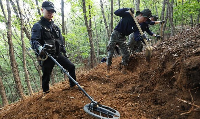 [사진으로 보는 한국] 한국전쟁 전사자 유해 발굴하는 장병들