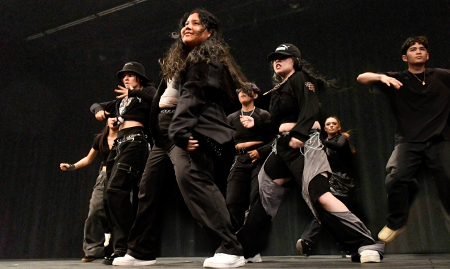 “K-팝 댄스는 세대를 거쳐 이루어 낸 교육과 예술 산업의 결과물”