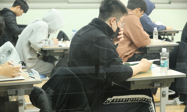 [사진으로 보는 한국] 긴장감 도는 수능 시험장