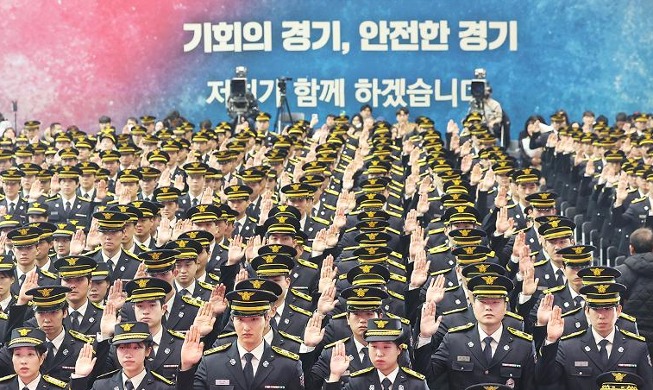 [사진으로 보는 한국] 선서하는 신임 소방대원들