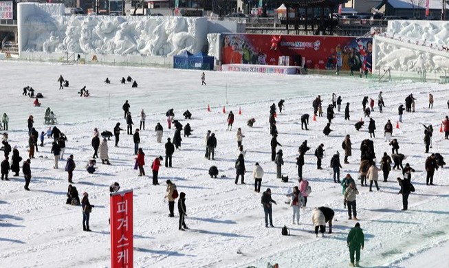 [사진으로 보는 한국] '화천 산천어축제'를 즐기는 외국인 관광객