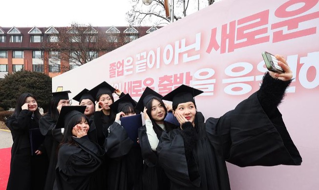 [사진으로 보는 한국] 졸업식을 기념하며 '찰칵'