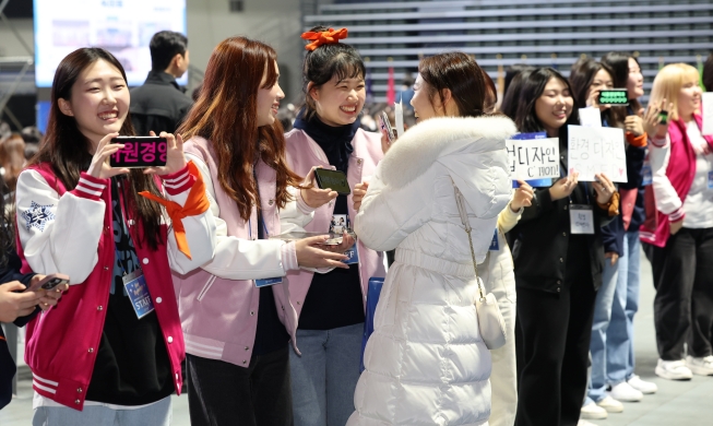 [사진으로 보는 한국] 신입생 맞이하는 숙명여대 학생들