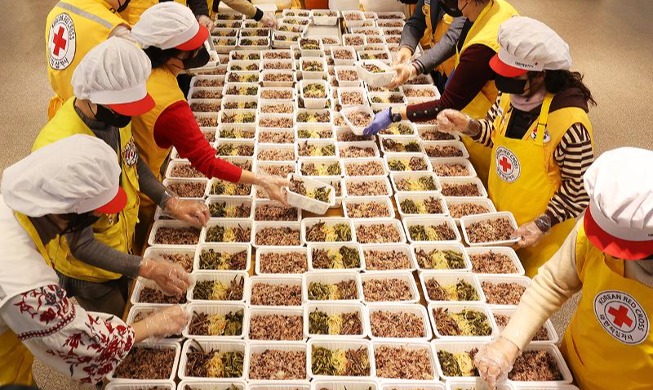 [사진으로 보는 한국] 정월대보름 맞이 오곡밥 나눔