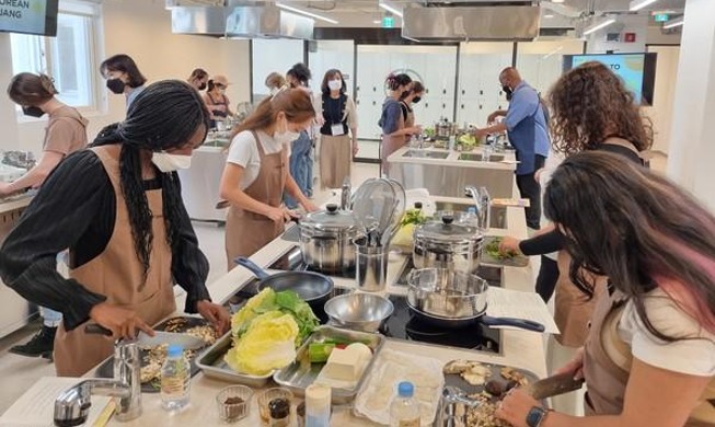 한식 음식점, 호텔, 콘도도 외국인 근로자 고용 가능