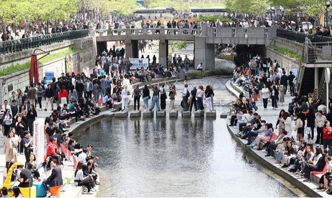 [사진으로 보는 한국] 청계천에 열린 서울야외도서관