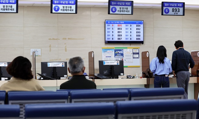 병원∙약국 갈 때 신분증 꼭 챙기세요···20일부터 건강보험 본인 확인 의무화
