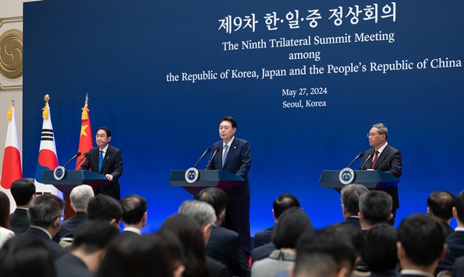 '한일중 회의체 정례화'···3국 정상 공동선언문 채택