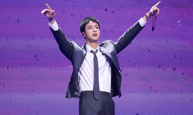 방탄소년단 진, 전 세계 팬들과 '2024 페스타'로 활동 재개 신호탄