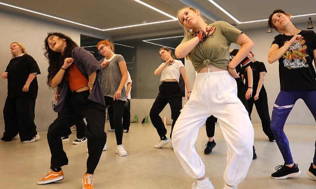 [사진으로 보는 한국] 한국에서 배우는 K-POP 댄스