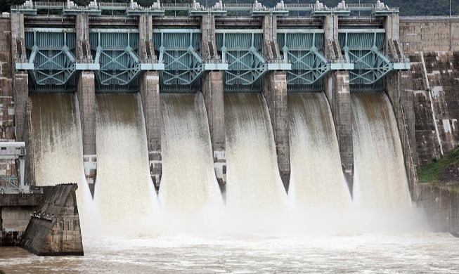[사진으로 보는 한국] 방류하는 대청댐