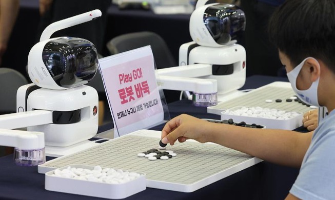 [사진으로 보는 한국] 로봇과 바둑 대결하는 어린이