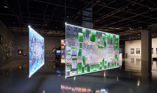 ‘어둠에서 보기’···2024 부산비엔날레 개막