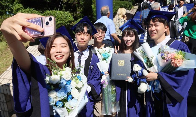 [사진으로 보는 한국] 추억을 기록하는 졸업생들