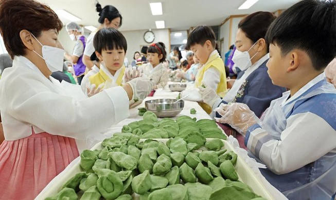 [사진으로 보는 한국] 추석 맞이 송편 만들기 체험