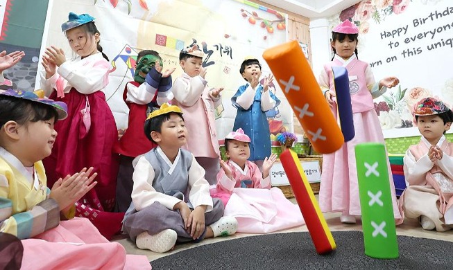 [사진으로 보는 한국] 한복 입고 즐거운 윷놀이