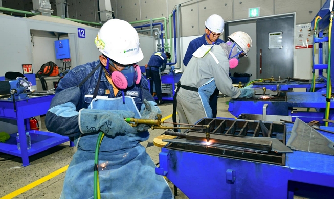 정부, 뿌리업종 중견기업 외국인력 규제 푼다