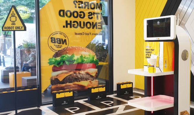 음식 서빙에 요리도 도와줘···'서빙 로봇' 만나보니