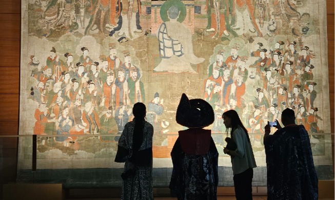 섬유 예술로 엮어가는 새로운 미래···니케 오쿤다예 