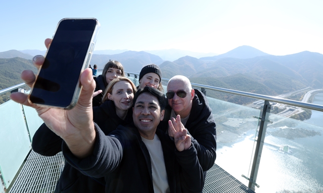 한국의 가을에 '풍덩'···단양을 만끽한 외국인 한국문화 홍보 활동가들