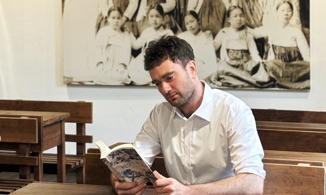 ‘마지막 왕국’ 펴낸 영국 작가 다니엘 튜더 “역사 속 잊힌 인물에게 빛을 주고 싶다”