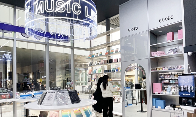 K-팝·로봇·스포츠·패션·뷰티 매장까지···한국 편의점 무한 변신