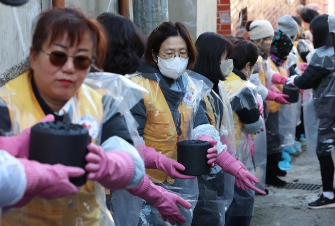 [사진으로 보는 한국] '연탄으로 따뜻한 사랑 전해요'