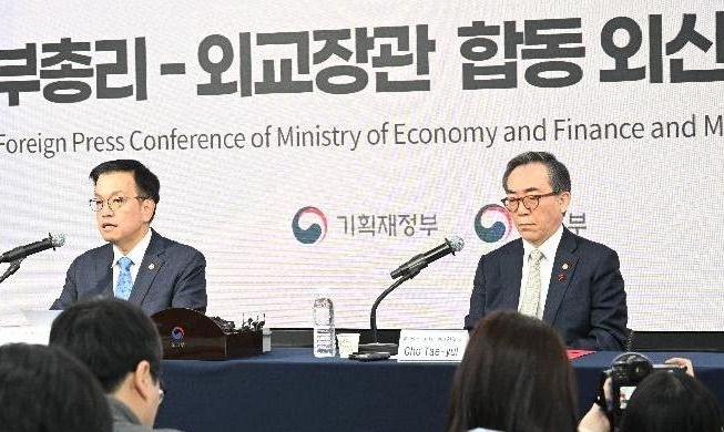 경제·외교 수장 공동 외신간담회···“경제 안정·일상생활 영위”
