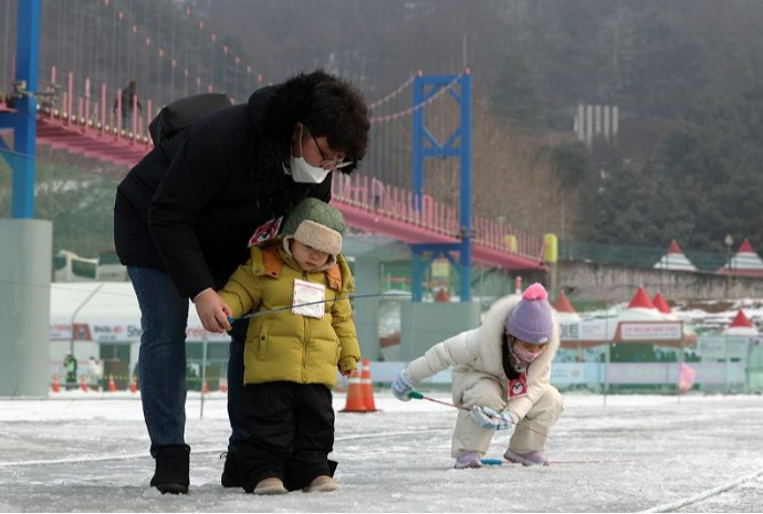 [사진으로 보는 한국] 가족과 함께하는 화천산천어축제