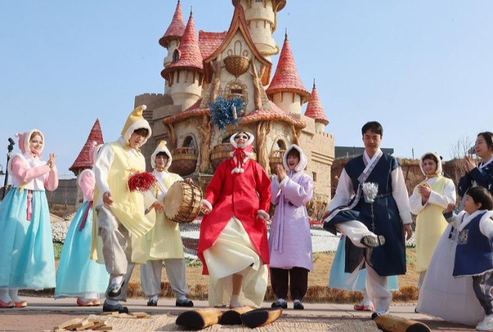 [사진으로 보는 한국] 설 연휴를 앞두고 즐기는 '제기차기'