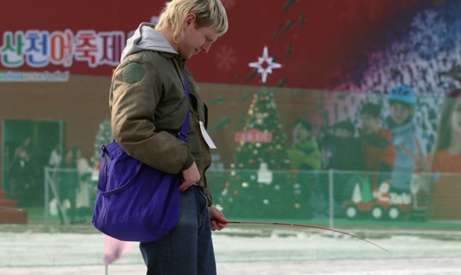 '겨울을 낚다' ···세계인 함께 즐기는 '화천 산천어축제'