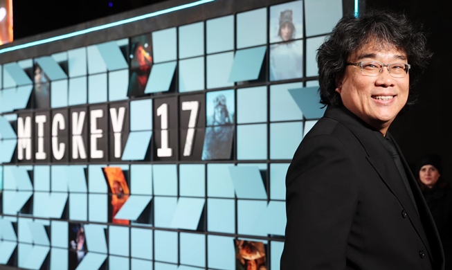 '미키 17', 봉준호 감독의 인간 냄새 나는 SF