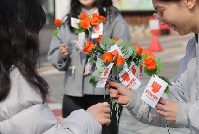 [사진으로 보는 한국] 세계 여성의 날 기념 장미 나눔 캠페인