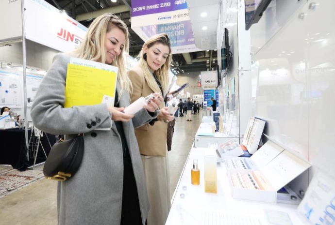 [사진으로 보는 한국] K-뷰티에 빠진 외국인들의 ‘행복한 고민’