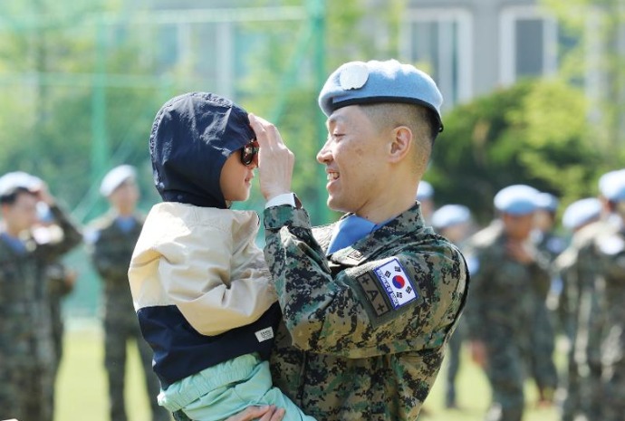 [사진으로 보는 한국] “아빠, 잘 다녀오세요” 동명부대 31진 파병환송식