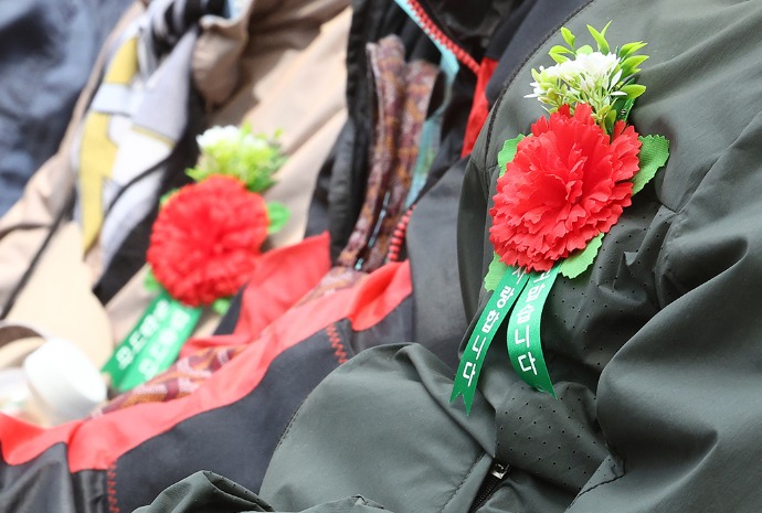 [사진으로 보는 한국] 카네이션 달고 즐기는 어버이날 효도잔치