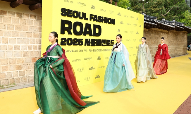사진으로 보는 한복 패션쇼···서울의 거리에서 만난 전통과 현대