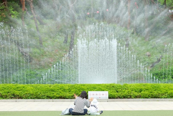[사진으로 보는 한국] 시원한 물줄기와 동심