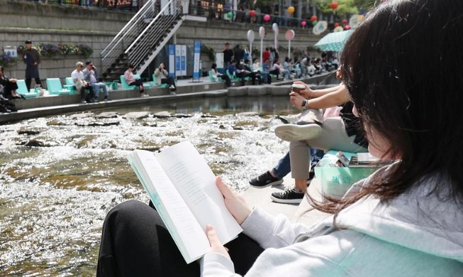 청계천 복원 20년···맑은 물 지표 '쉬리' 확인