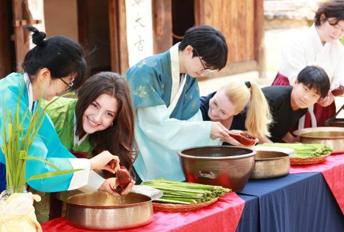 [사진으로 보는 한국] '잡귀는 물러가라' 창포물 머리감기 체험