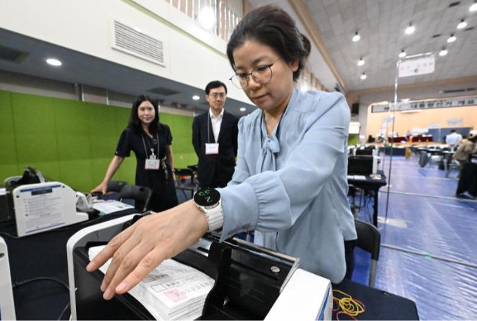 [사진으로 보는 한국] 대선 D-1, 개표소 점검