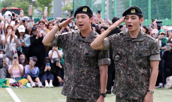 BTS RM·뷔 10일 전역···이달 멤버 전원 군 복무 끝