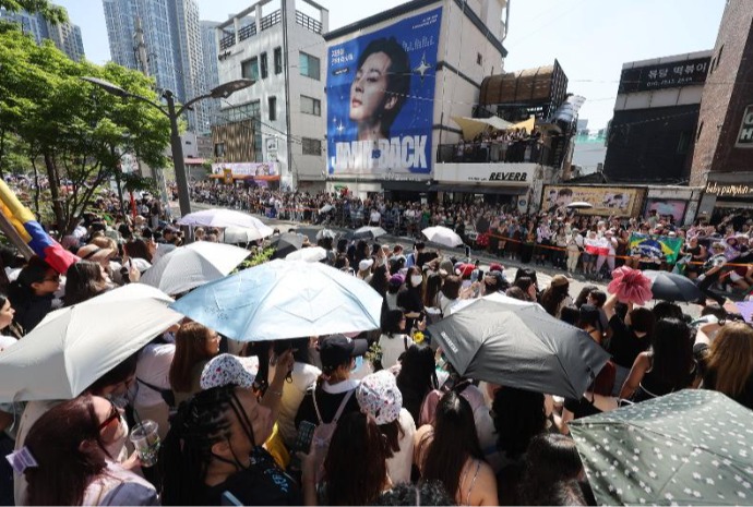 [사진으로 보는 한국] BTS 전역 축하 아미 인파
