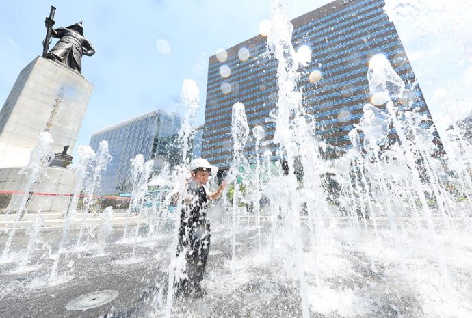 [사진으로 보는 한국] 여름 무더위 성큼...이순신 장군님과 물놀이